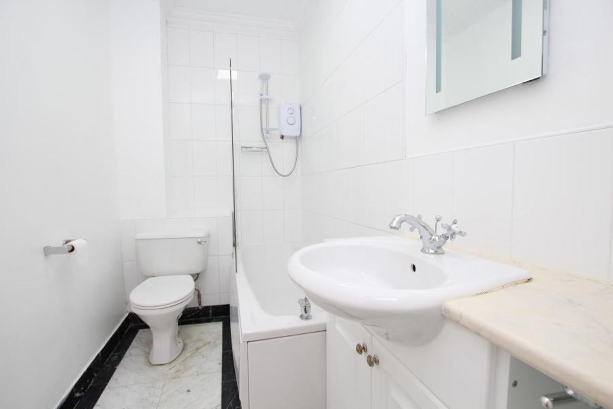 Flat Oakfield Road in Bristol