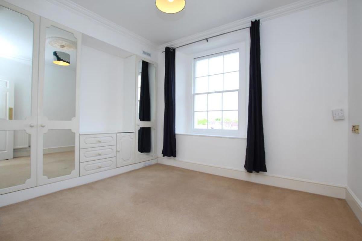 Flat Oakfield Road in Bristol