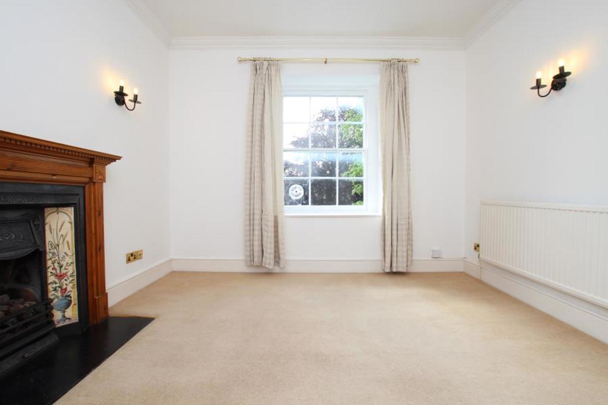Flat Oakfield Road in Bristol