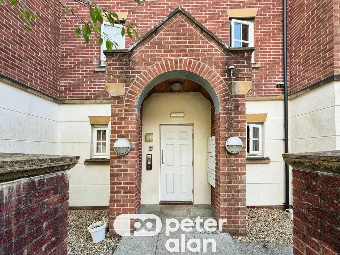 Flat Threipland Drive in Cardiff