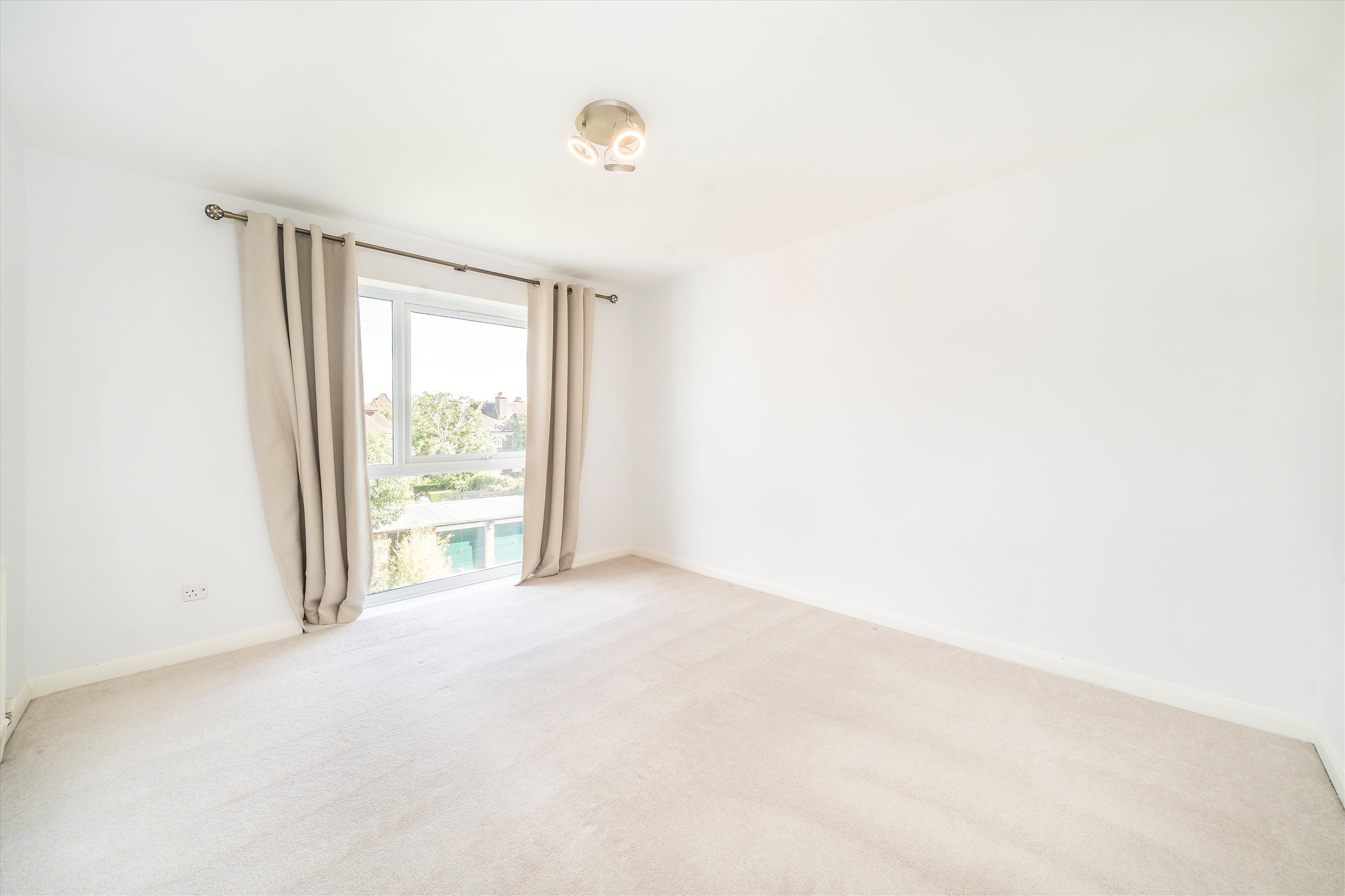 Flat Clifton Road in Greater London