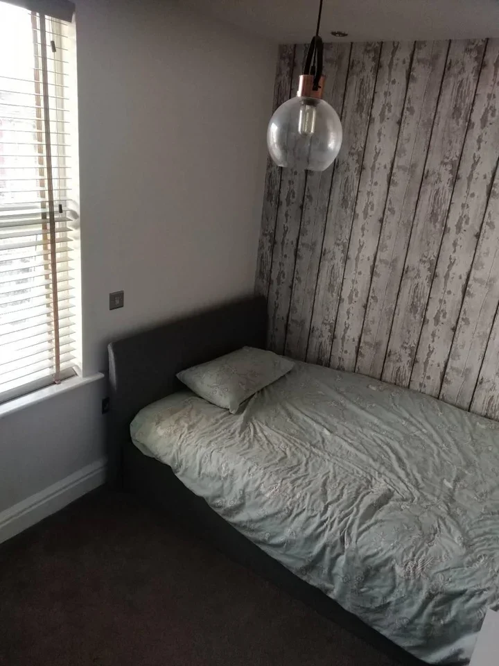 Room Queens Drive in Liverpool