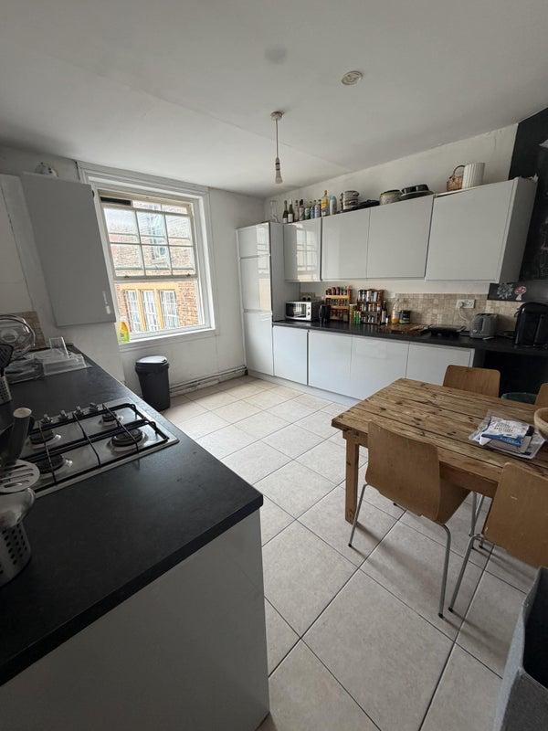 Room Calvert Avenue in Greater London