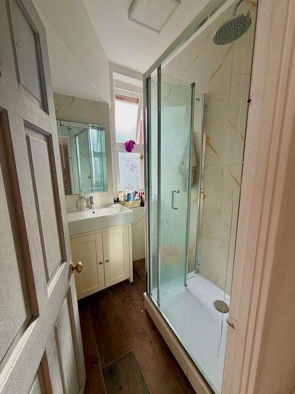 Room Calvert Avenue in Greater London