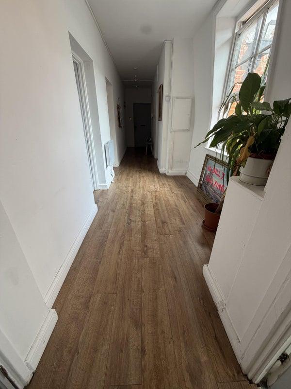 Room Calvert Avenue in Greater London
