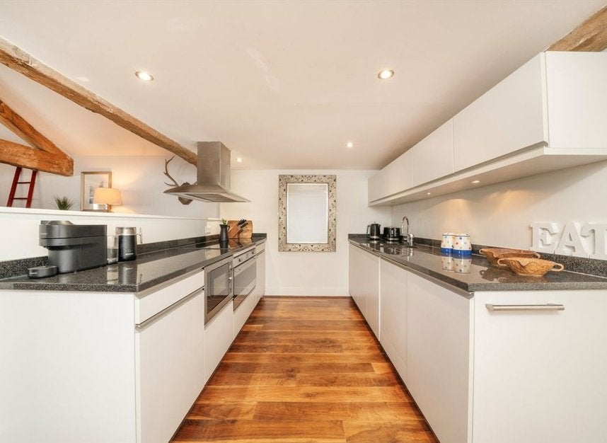 Flat Rotherhithe Street in Greater London