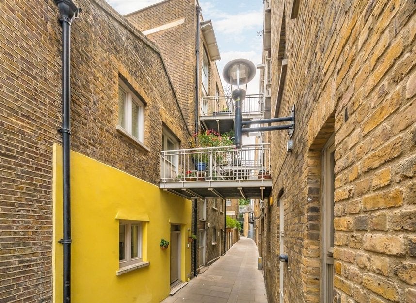 Flat Rotherhithe Street in Greater London