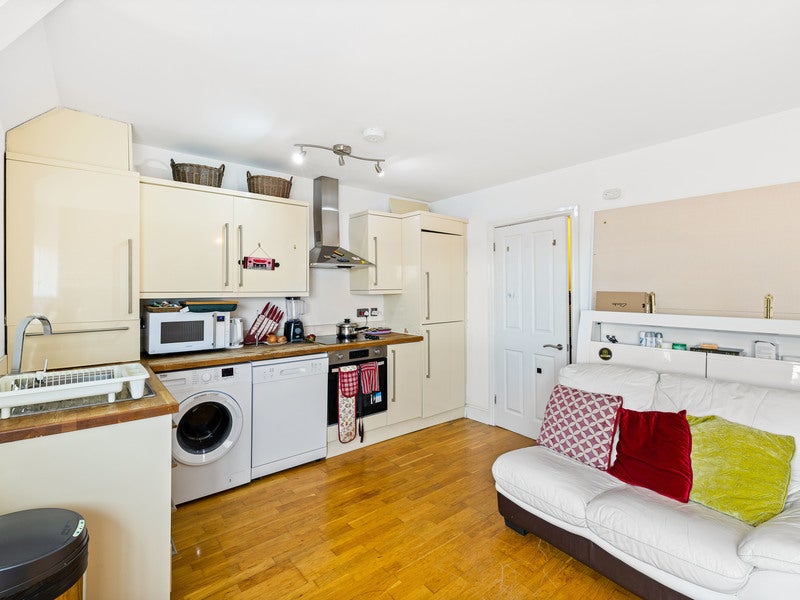 Flat Woodlands Road in Reigate and Banstead