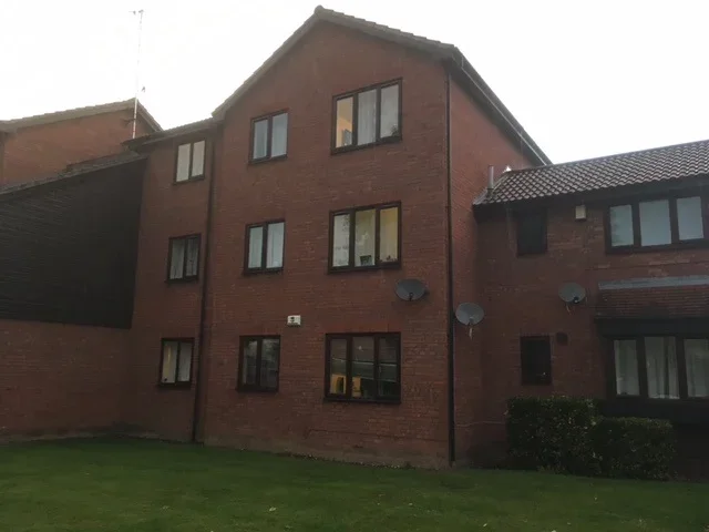 Flat Halifield Drive in Greater London