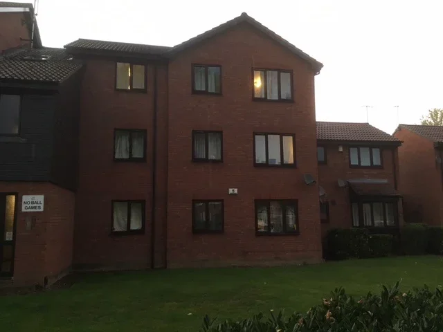 Flat Halifield Drive in Greater London