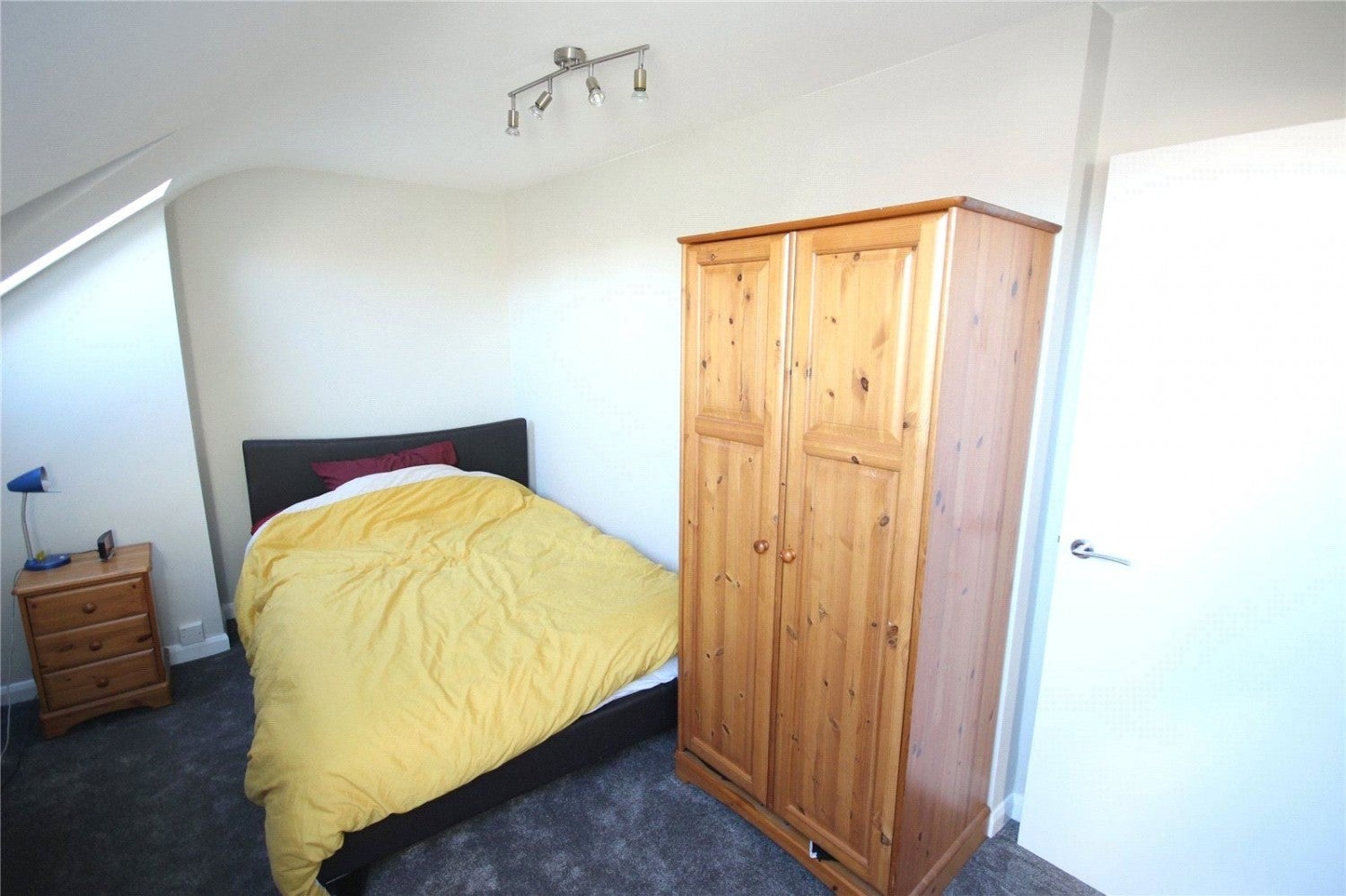 Flat Woodland Way in Greater London