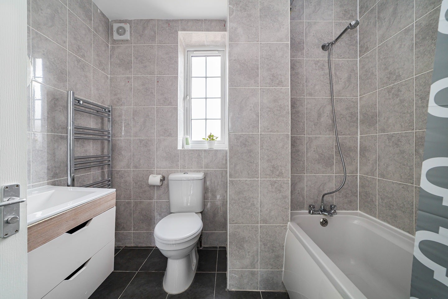 Flat Framlingham Crescent in Greater London