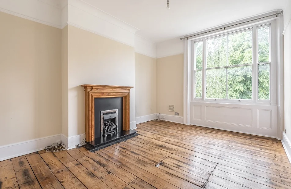 Flat Boyne Road in Greater London