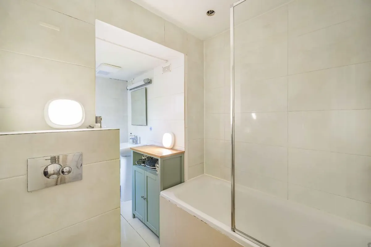 Flat Becondale Road in Greater London