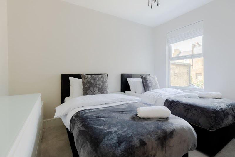 Room Percy Road in Greater London