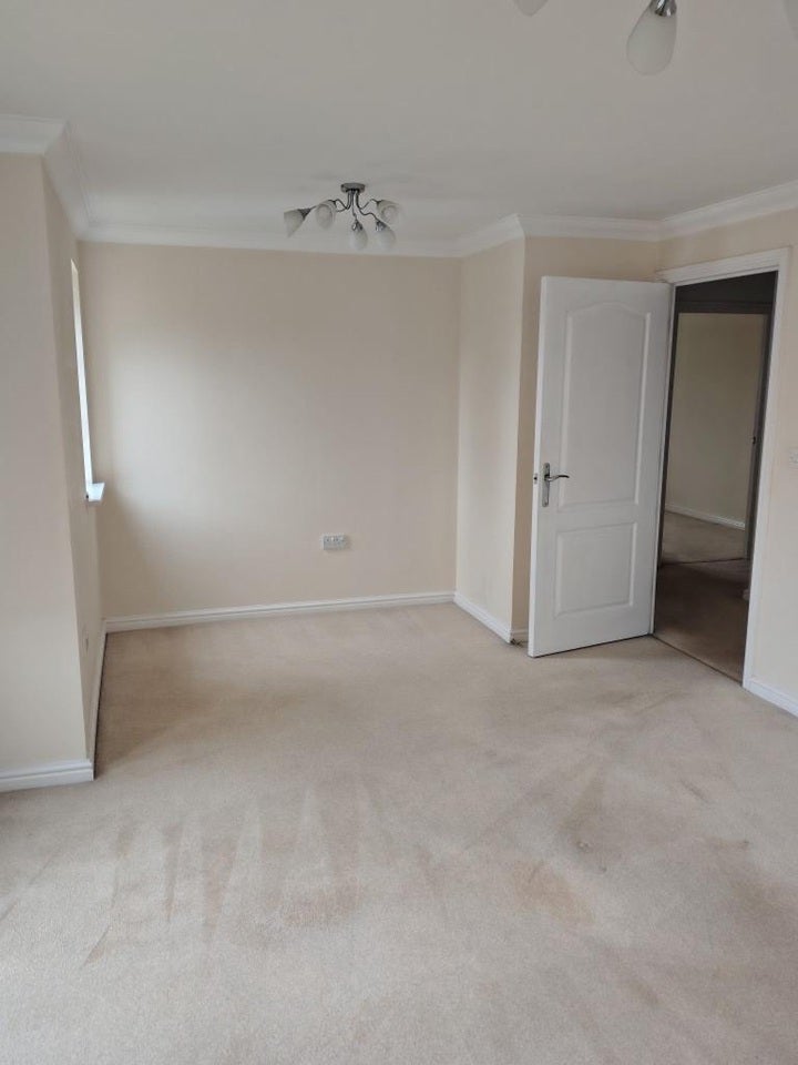 Flat Mallard Crescent in Borough of Swale