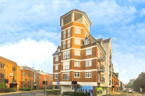 Flat Goldsworth Road in Woking