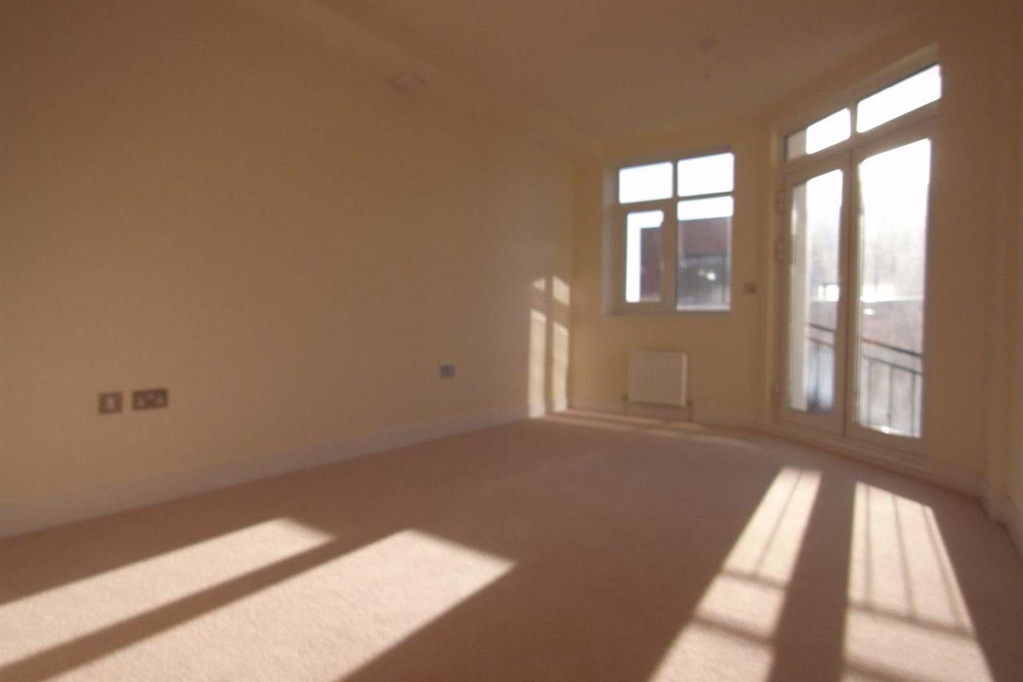 Flat Goldsworth Road in Woking