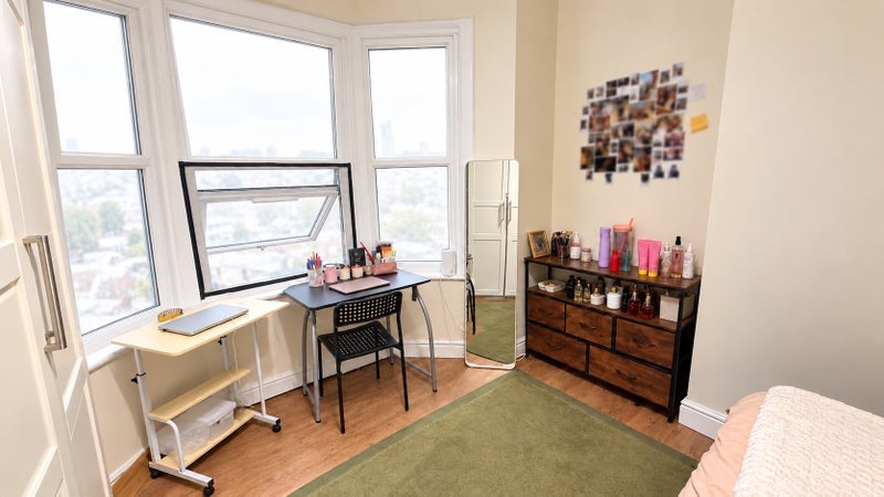 Room Moyers Road in Greater London
