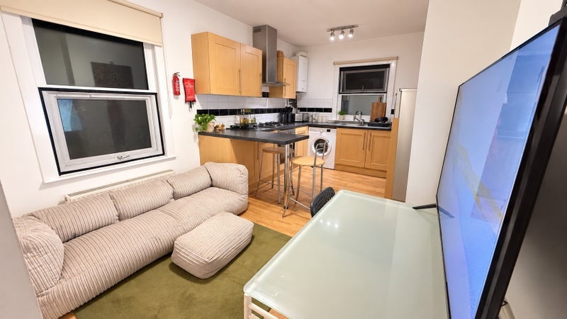 Room Moyers Road in Greater London