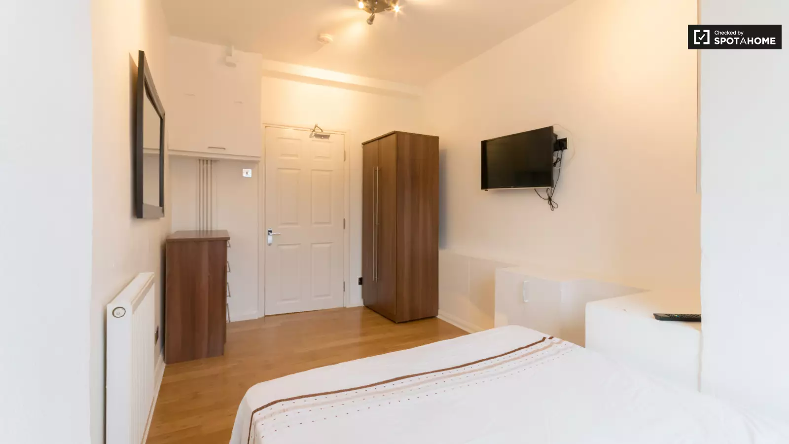 Flat Borrodaile Road in Greater London