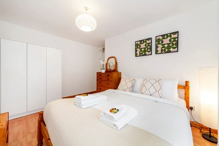 Flat Ravensmede Way in Greater London