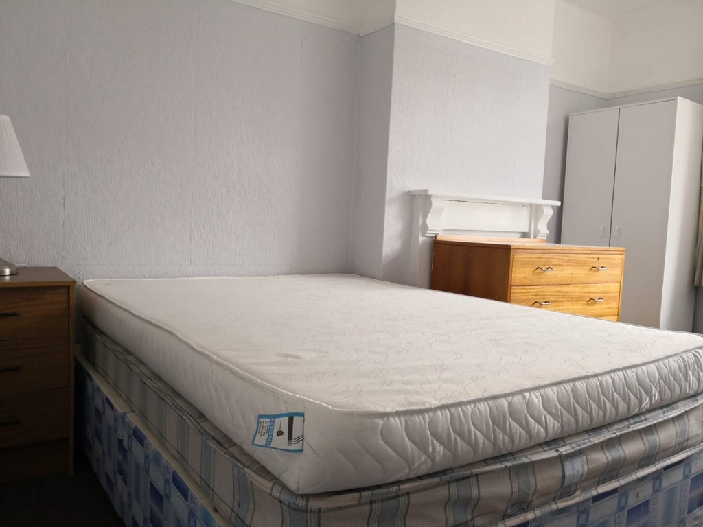 Room Johnson Road in Nottingham