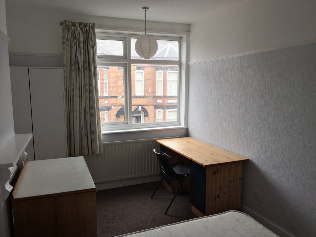 Room Johnson Road in Nottingham