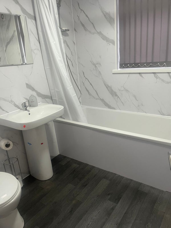 Room Maureen Avenue in Manchester