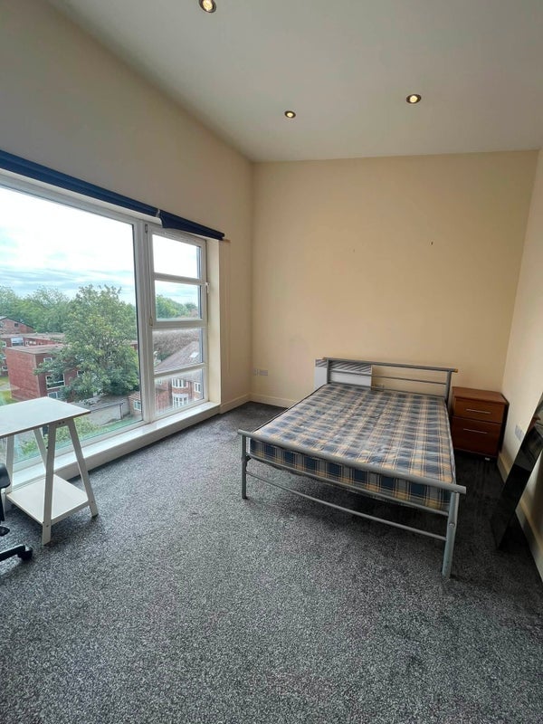 Room Wilmslow Road in Manchester
