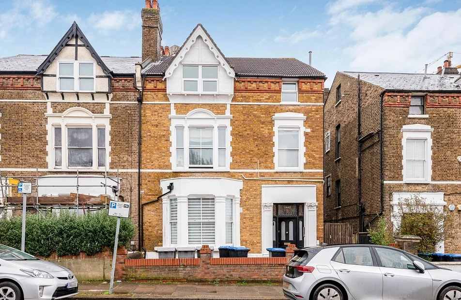 Flat Exeter Road in Greater London