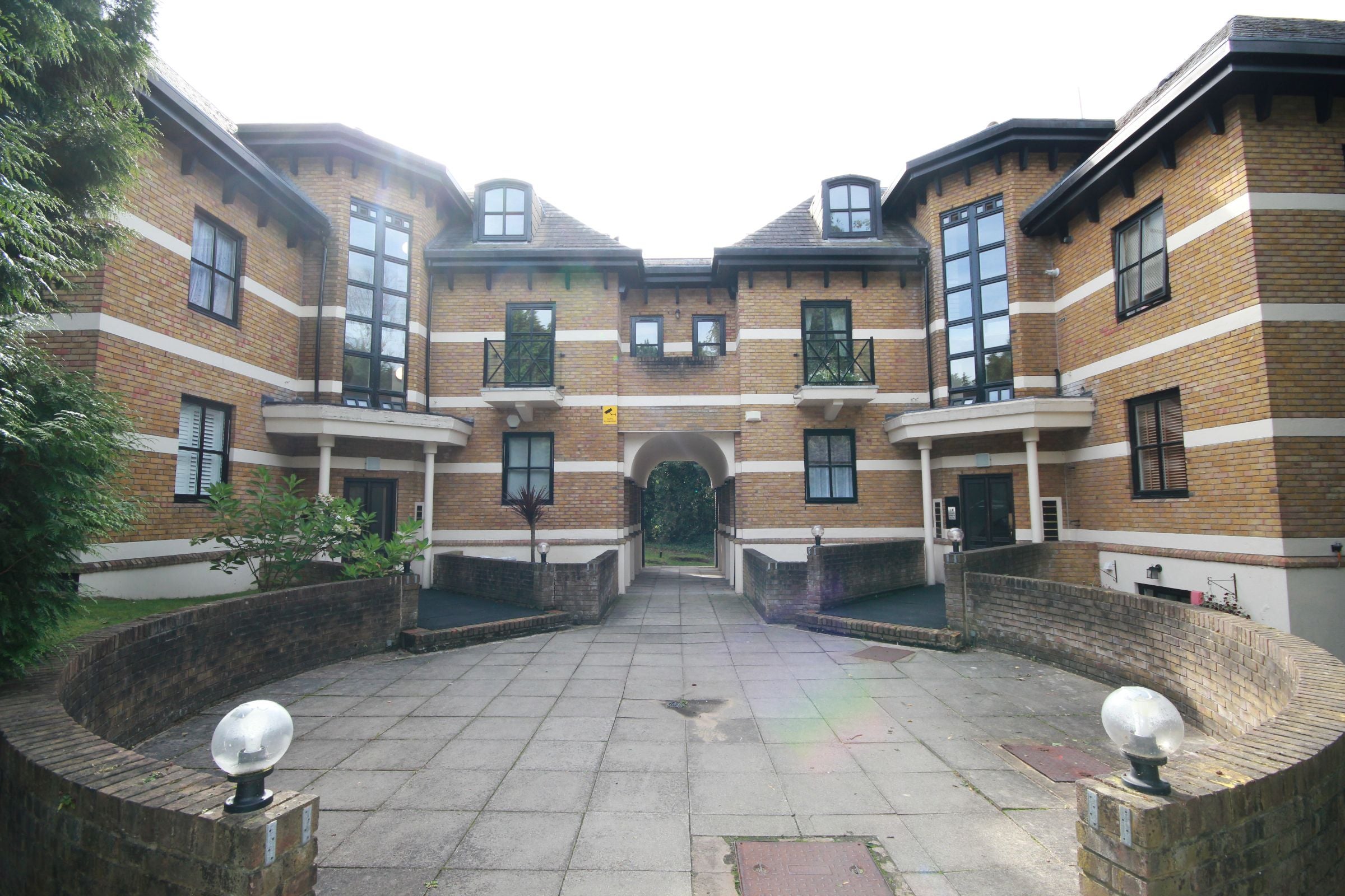 Flat Gooden Court in Greater London