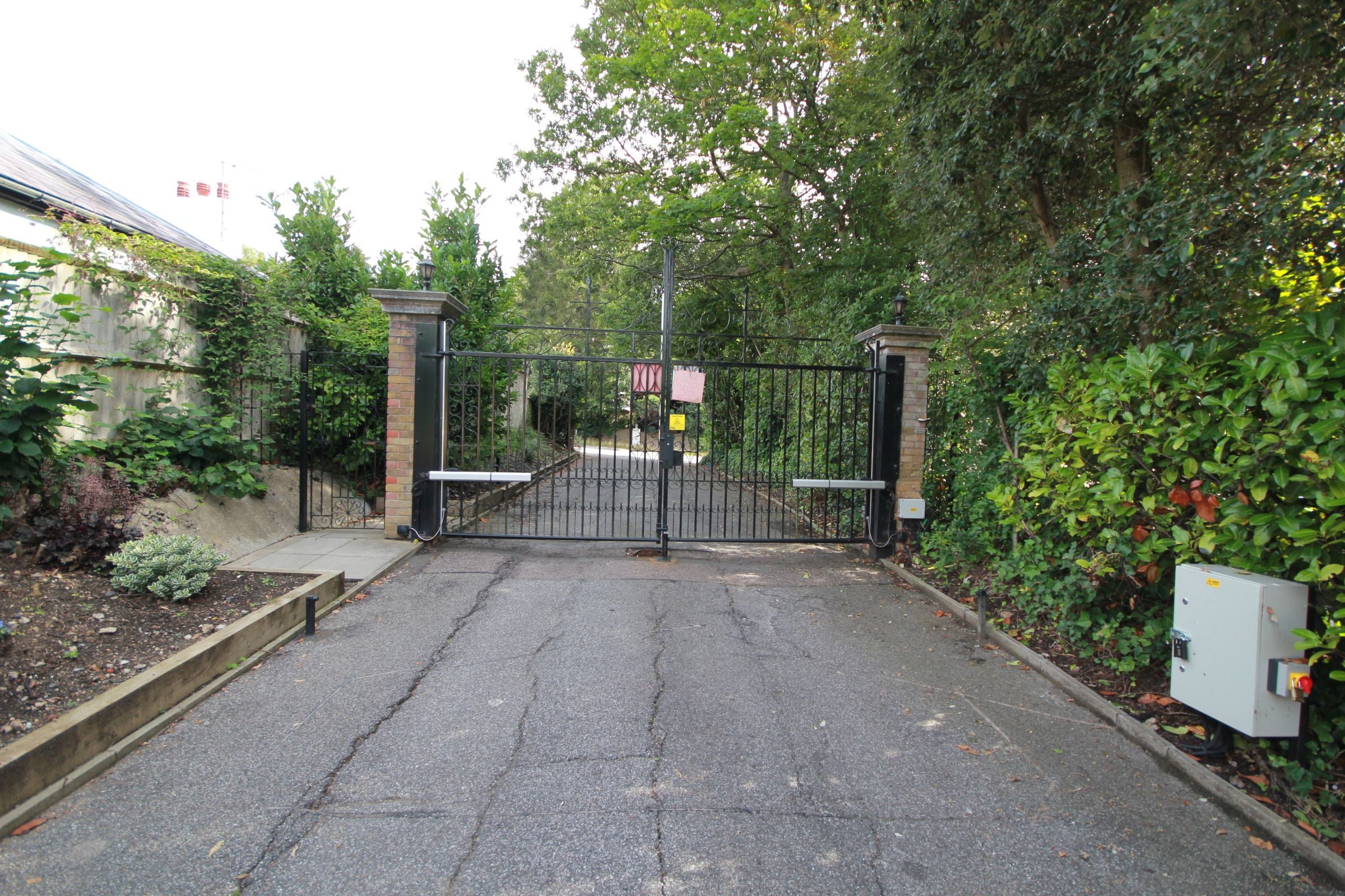 Flat Gooden Court in Greater London