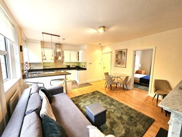Flat Chambon Place in Greater London