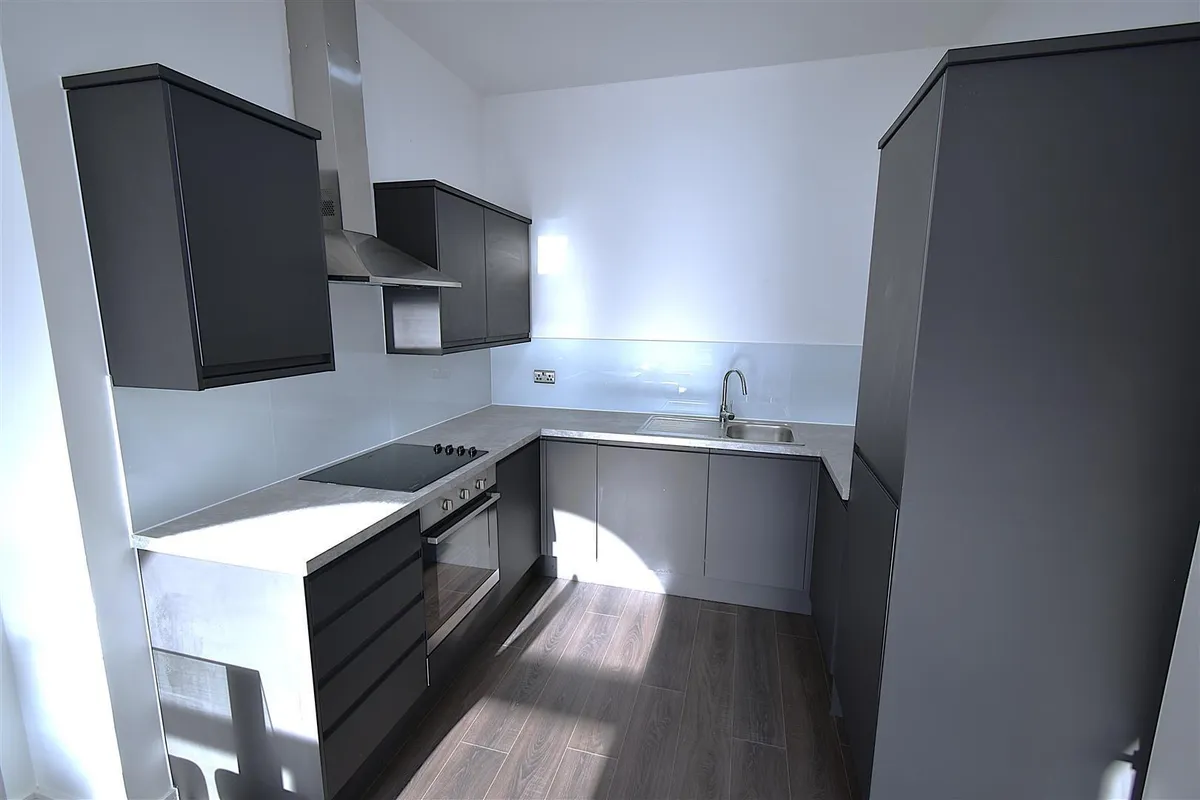 Flat Elmwood Avenue in Greater London