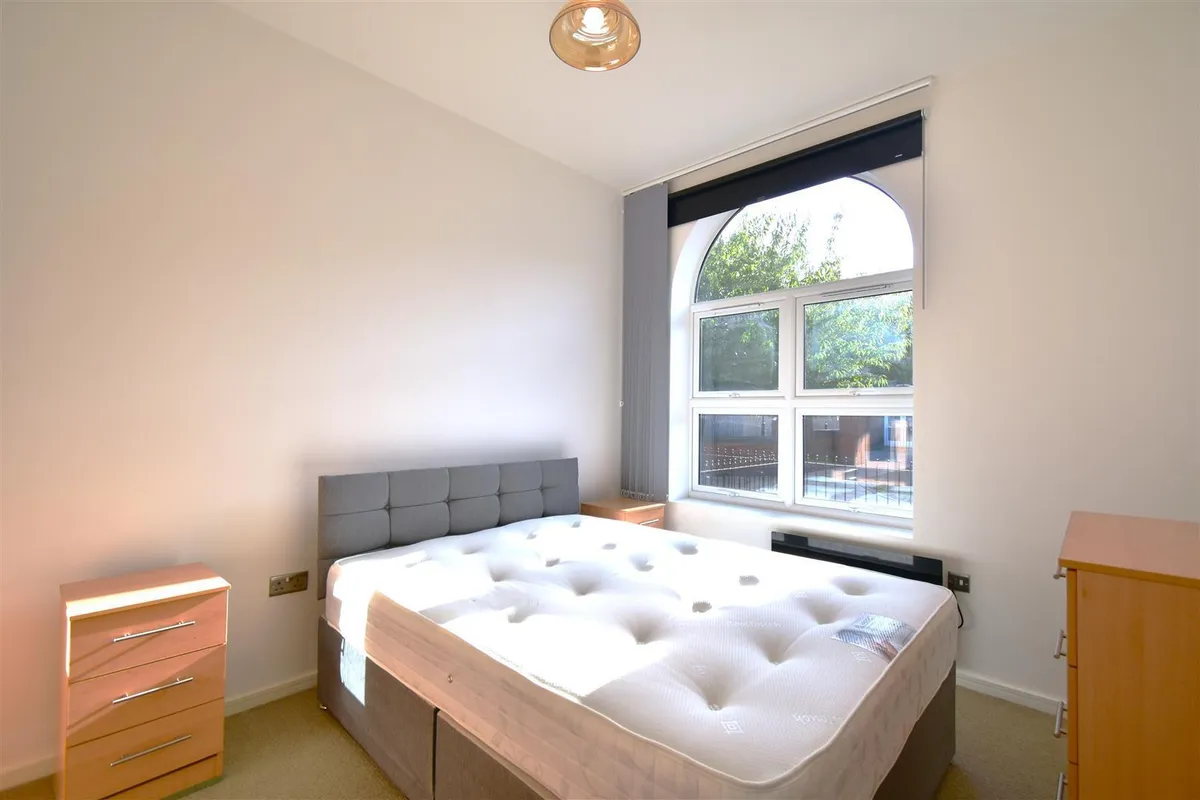 Flat Elmwood Avenue in Greater London
