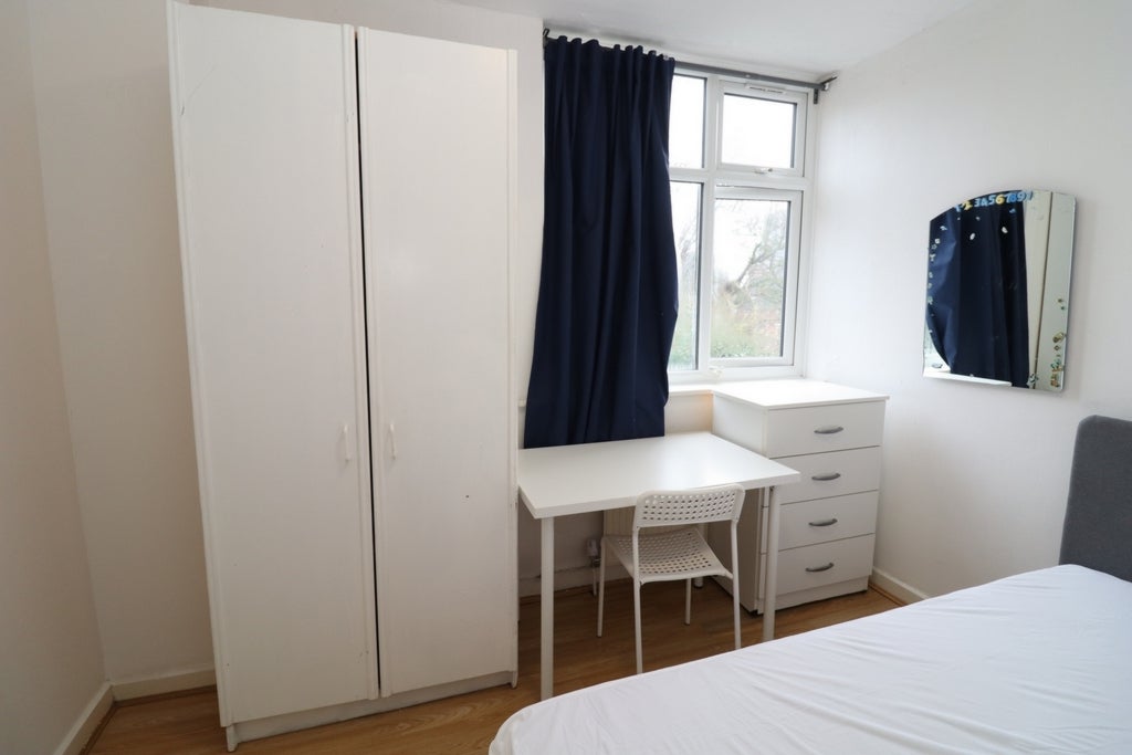 Room Globe Road in Greater London
