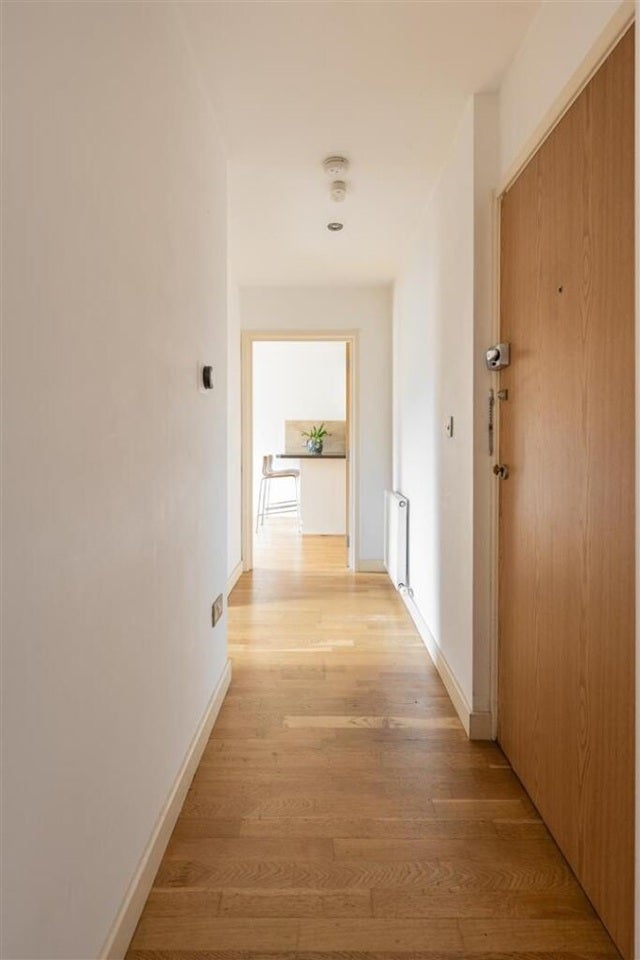 Flat Morning Lane in Greater London