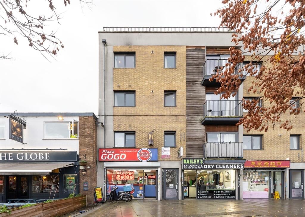 Flat Morning Lane in Greater London
