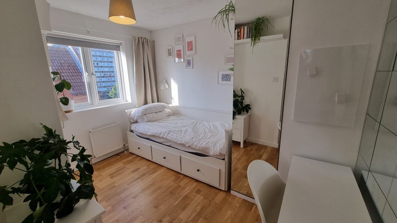 Room Amsterdam Road in Greater London