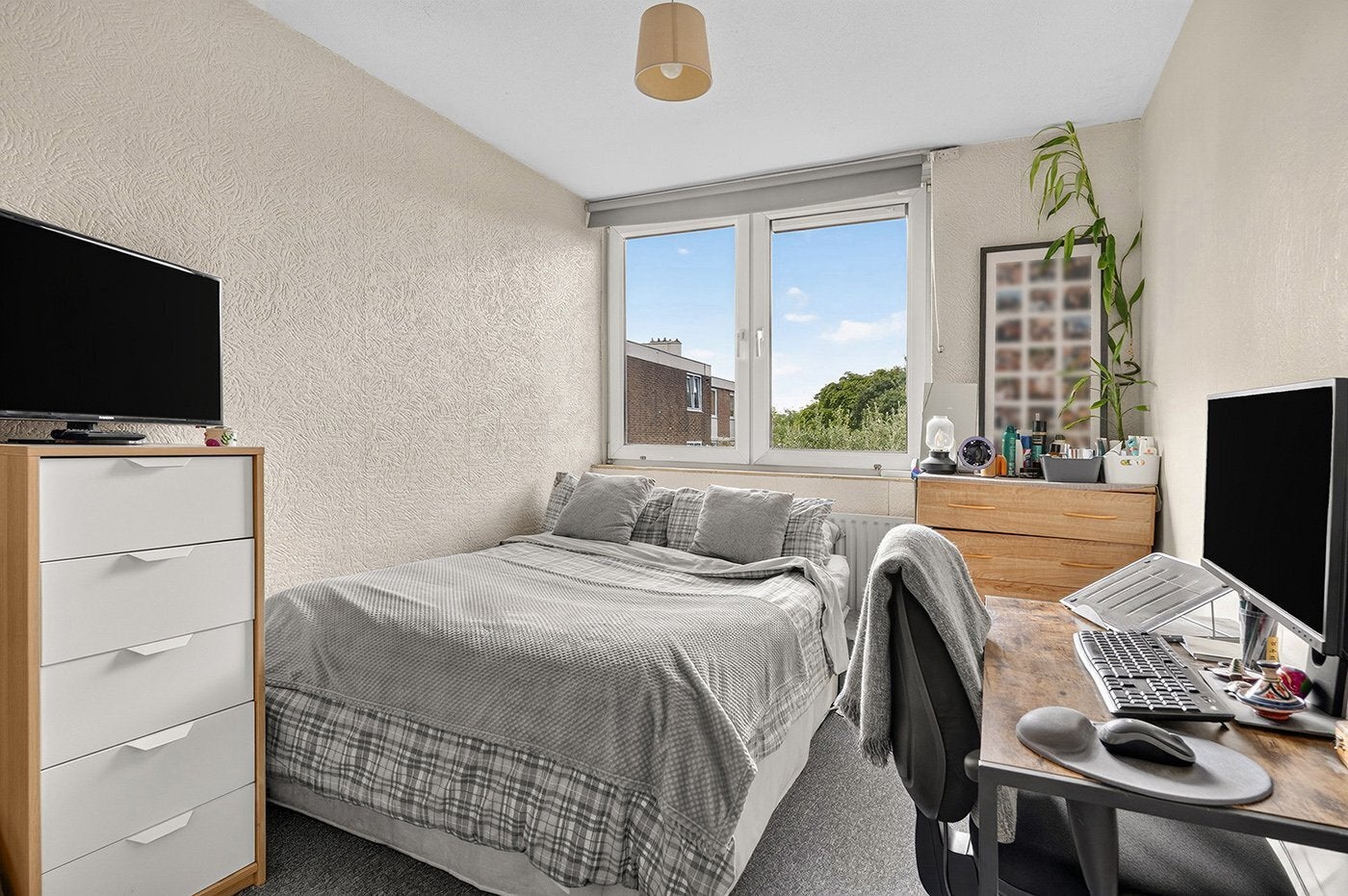 Flat Kersfield Road in Greater London