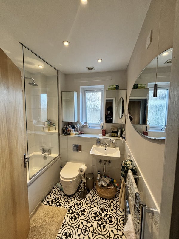 Flat Peel Close in Greater London