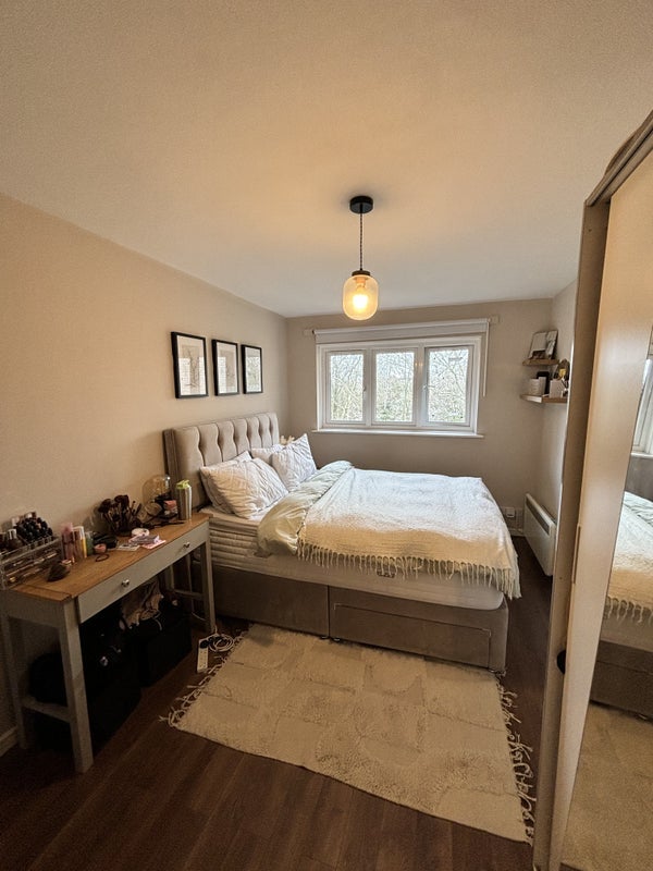 Flat Peel Close in Greater London