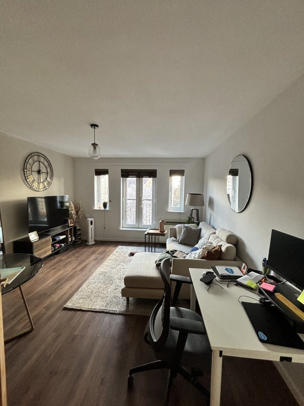 Flat Peel Close in Greater London