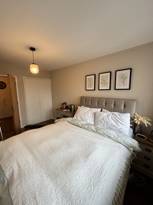 Flat Peel Close in Greater London