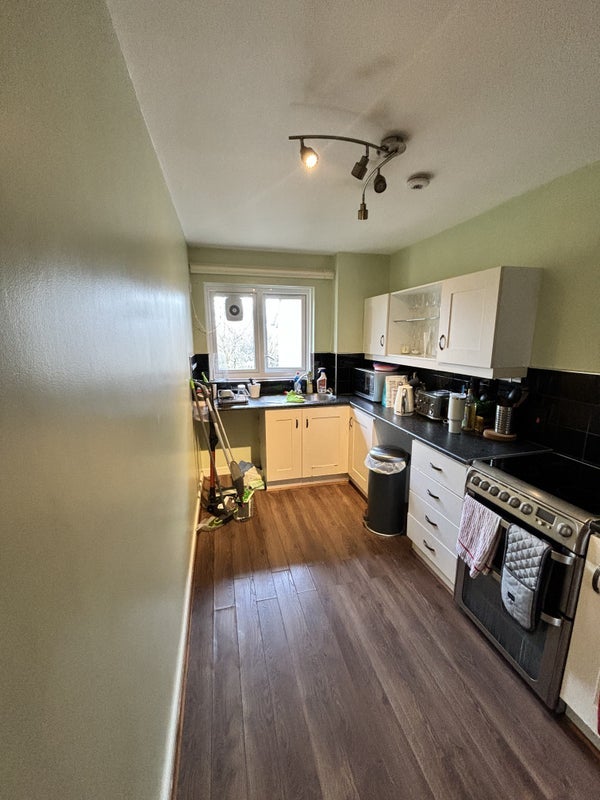 Flat Peel Close in Greater London