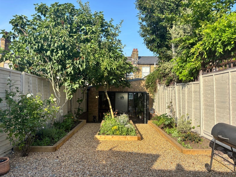Flat Hollydale Road in Greater London