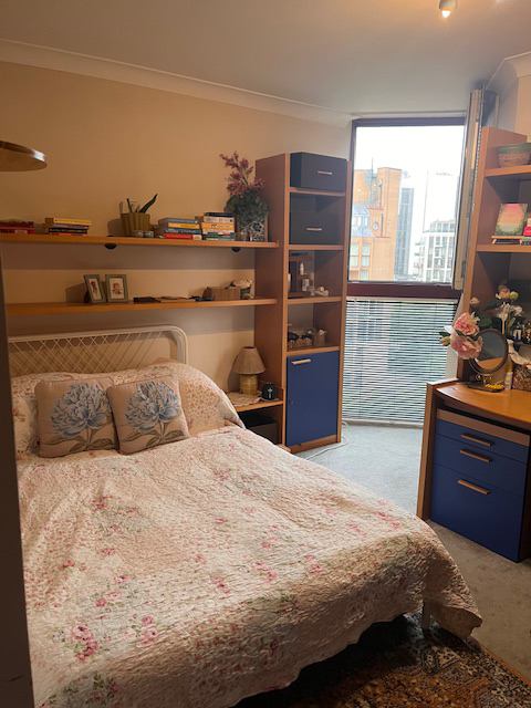 Room Asher Way in Greater London