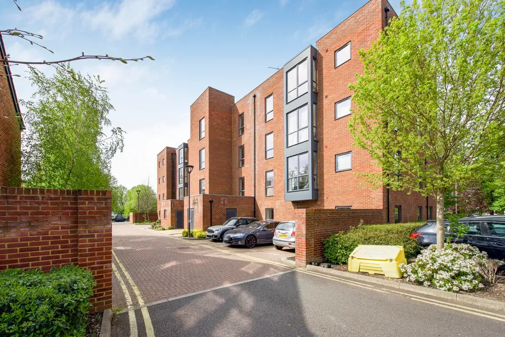 Flat Fowler Way in Greater London