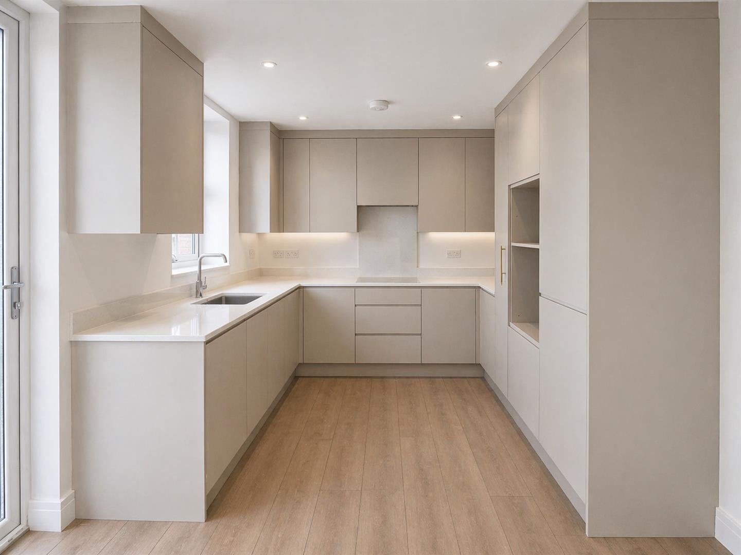 Flat Northfield Avenue in Greater London